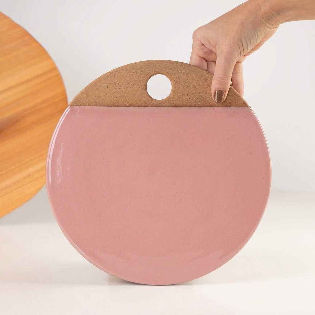 Tábua de Frios Redonda em cerâmica artesanal — tamanho 26CM, argila Cappuccino, esmalte Rosa Barbie