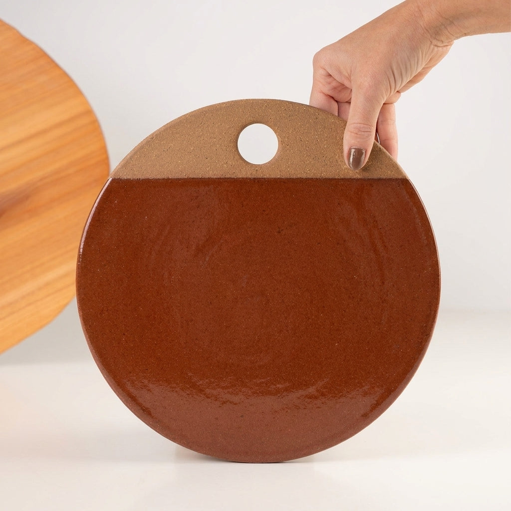 Tábua de Frios Redonda em cerâmica artesanal — tamanho 26CM, argila Cappuccino, esmalte Sol de Terracota