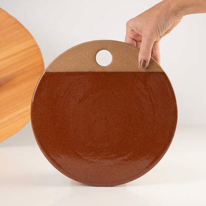 Tábua de Frios Redonda em cerâmica artesanal — tamanho 26CM, argila Cappuccino, esmalte Sol de Terracota