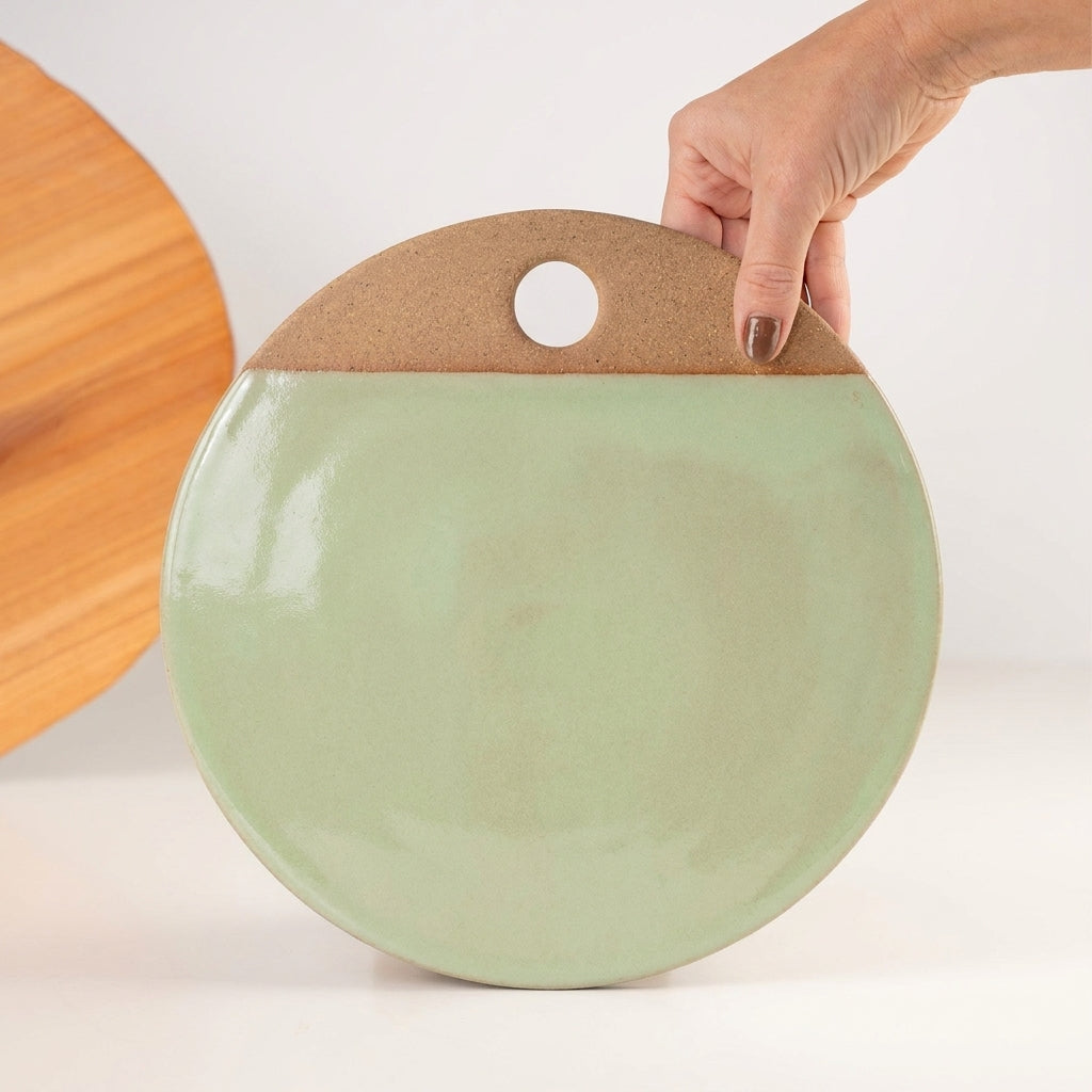 Tábua de Frios Redonda em cerâmica artesanal — tamanho 26CM, argila Cappuccino, esmalte Verde Menta