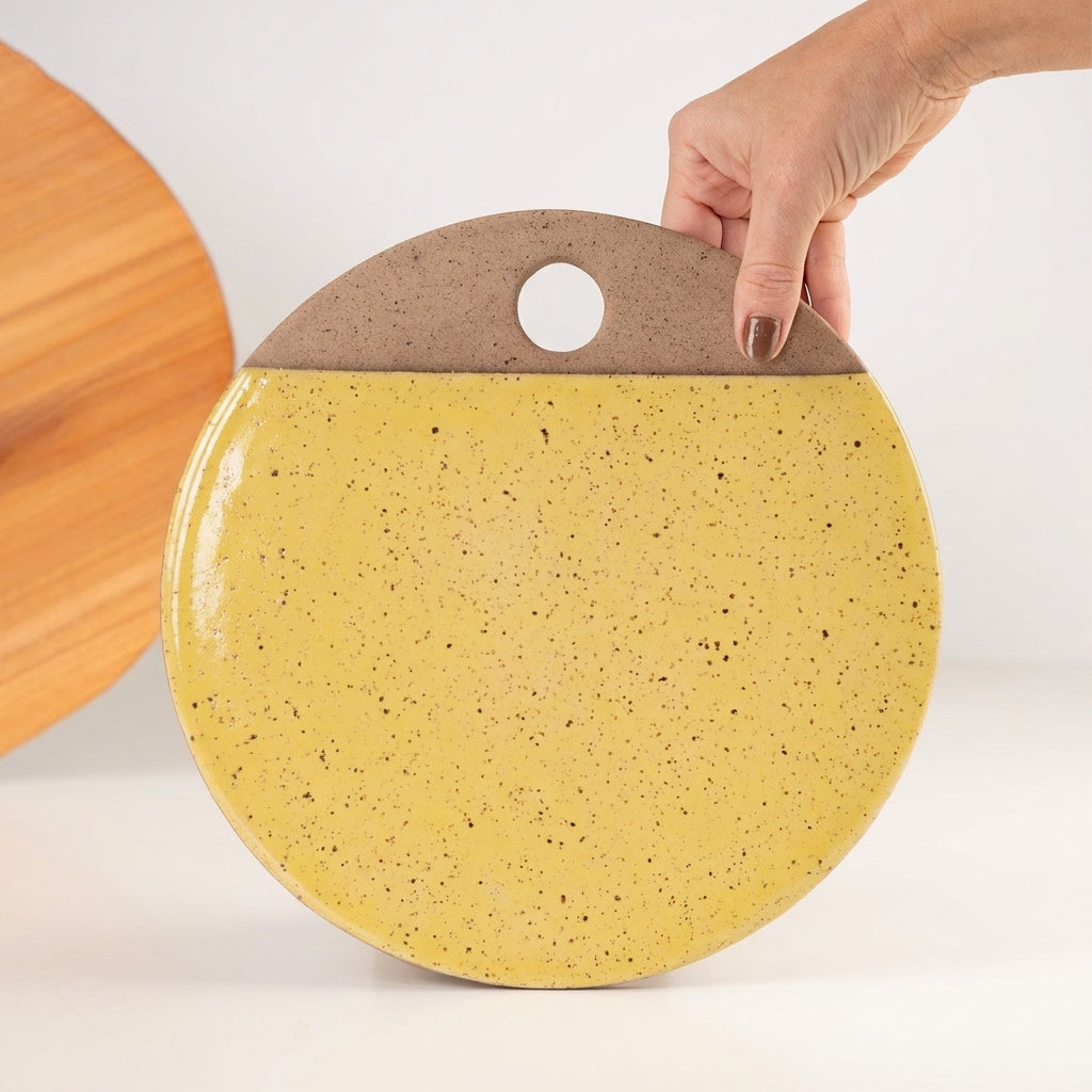 Tábua de Frios Redonda em cerâmica artesanal — tamanho 26CM, argila Flocos, esmalte Amarelo Intenso