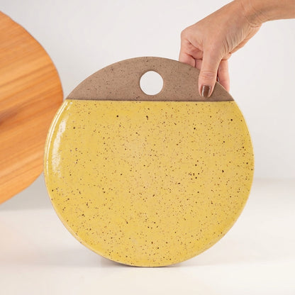 Tábua de Frios Redonda em cerâmica artesanal — tamanho 26CM, argila Flocos, esmalte Amarelo Intenso