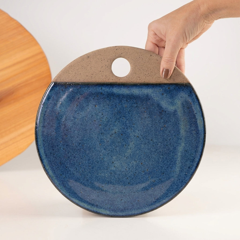 Tábua de Frios Redonda em cerâmica artesanal — tamanho 26CM, argila Flocos, esmalte Azul Safira
