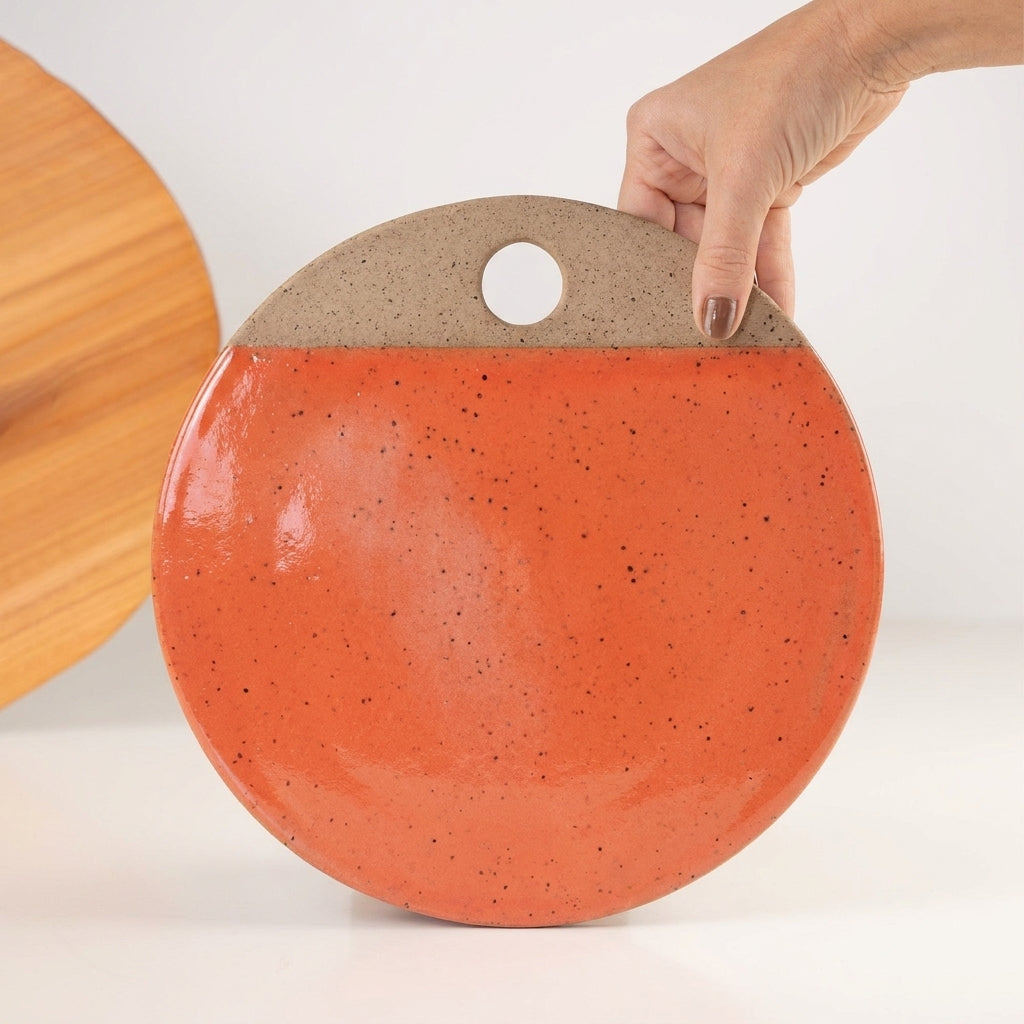 Tábua de Frios Redonda em cerâmica artesanal — tamanho 26CM, argila Flocos, esmalte Laranja Intenso