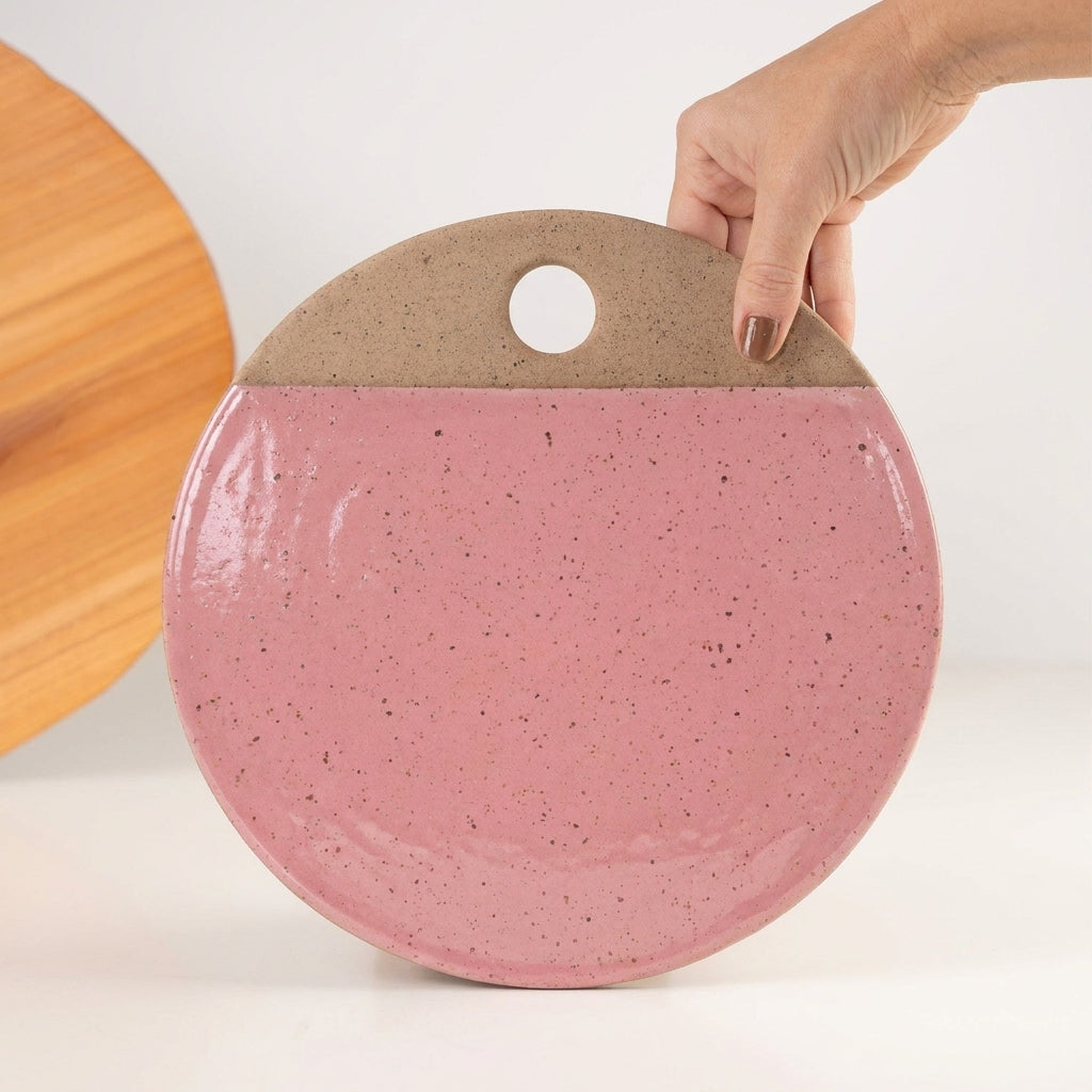 Tábua de Frios Redonda em cerâmica artesanal — tamanho 26CM, argila Flocos, esmalte Rosa Barbie