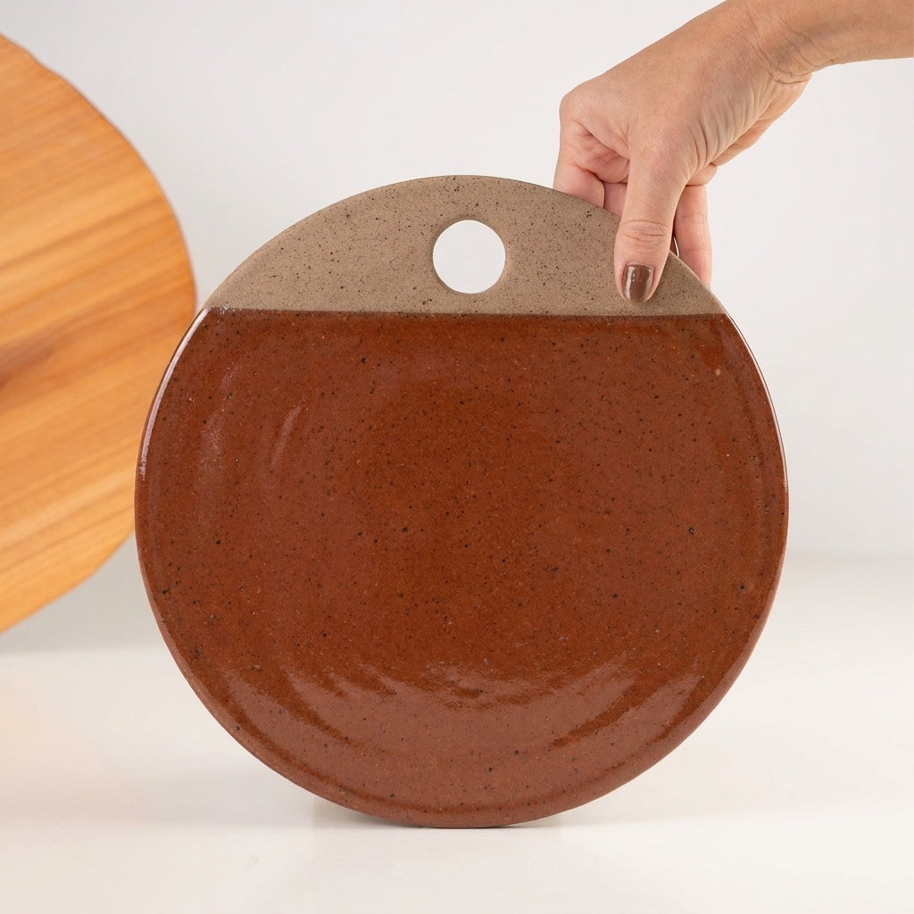 Tábua de Frios Redonda em cerâmica artesanal — tamanho 26CM, argila Flocos, esmalte Sol de Terracota