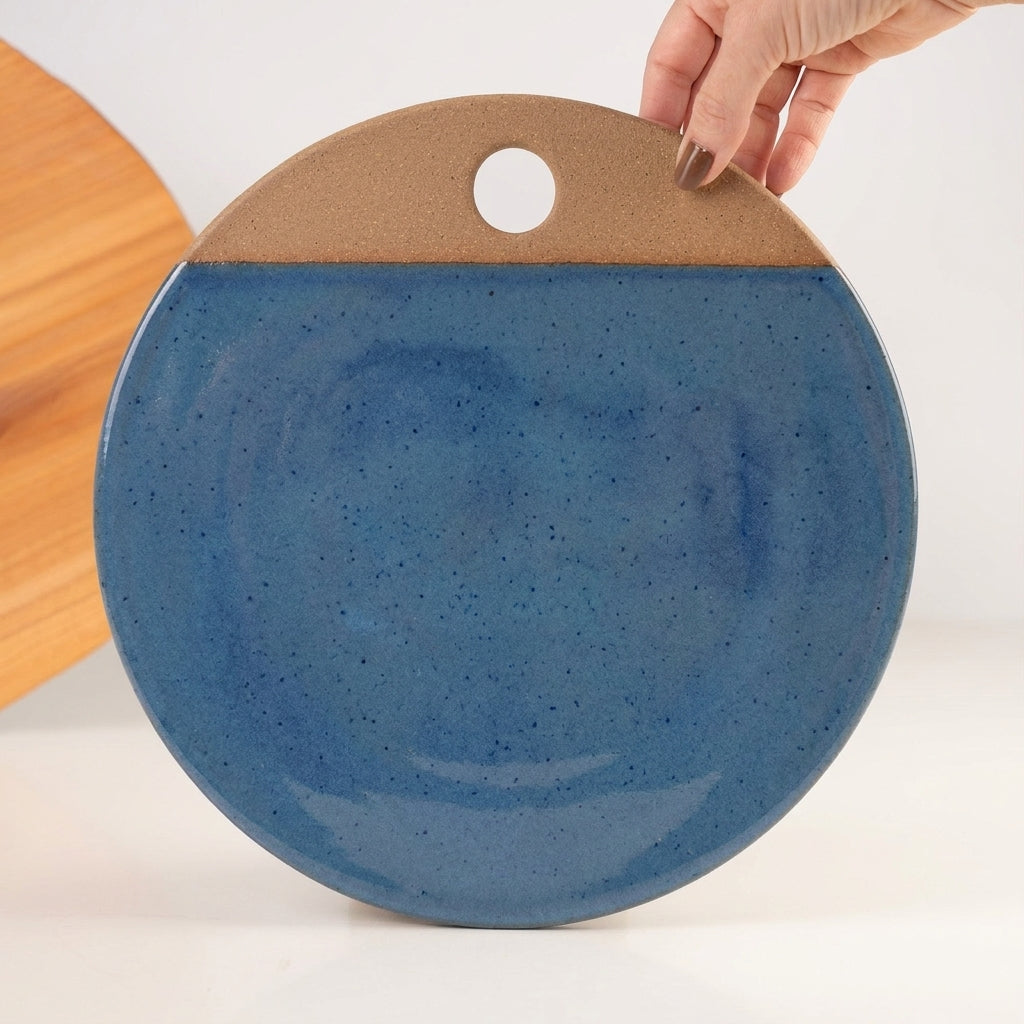 Tábua de Frios Redonda em cerâmica artesanal — tamanho 29CM, argila Cappuccino, esmalte Azul Safira