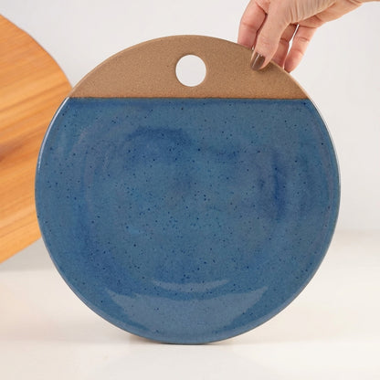 Tábua de Frios Redonda em cerâmica artesanal — tamanho 29CM, argila Cappuccino, esmalte Azul Safira