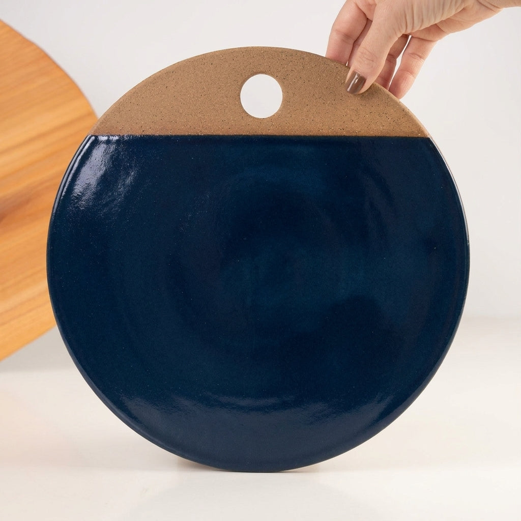 Tábua de Frios Redonda em cerâmica artesanal — tamanho 29CM, argila Cappuccino, esmalte Lazuli