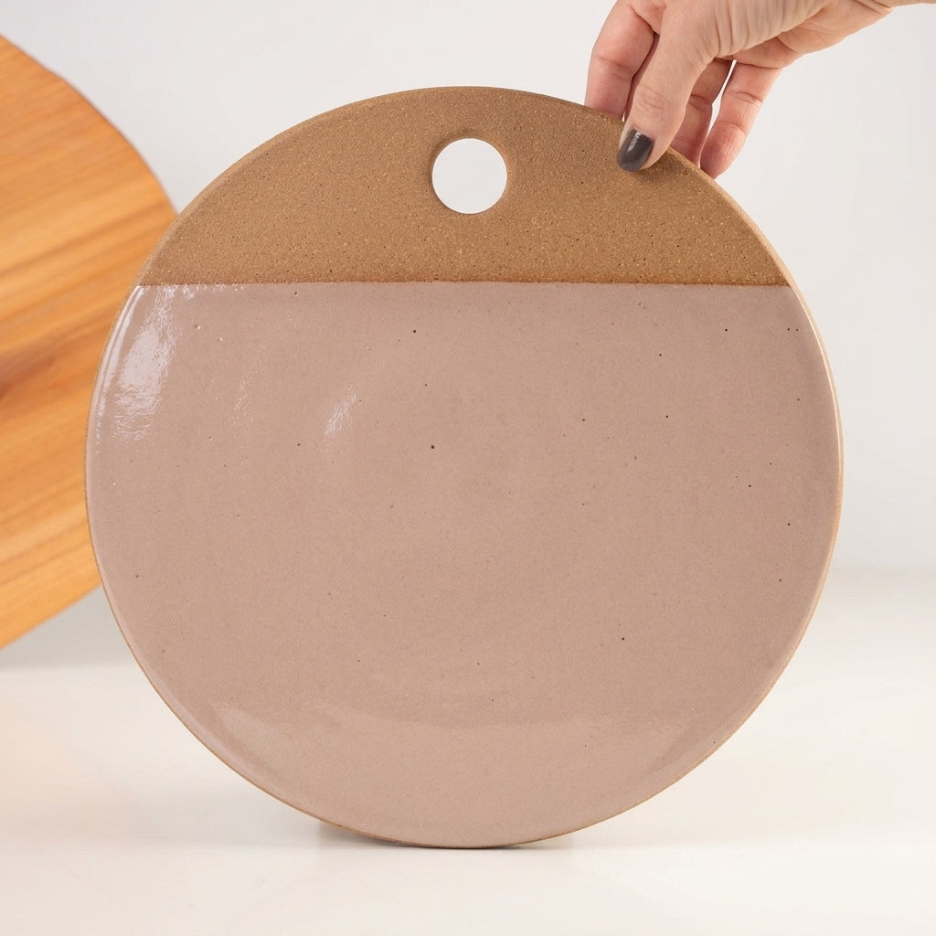 Tábua de Frios Redonda em cerâmica artesanal — tamanho 29CM, argila Cappuccino, esmalte Nude