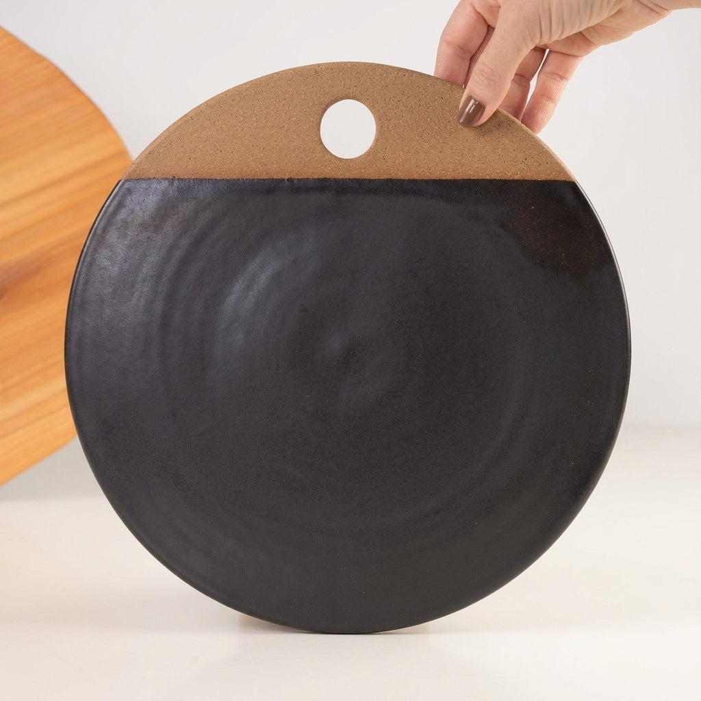 Tábua de Frios Redonda em cerâmica artesanal — tamanho 29CM, argila Cappuccino, esmalte Preto Acetinado