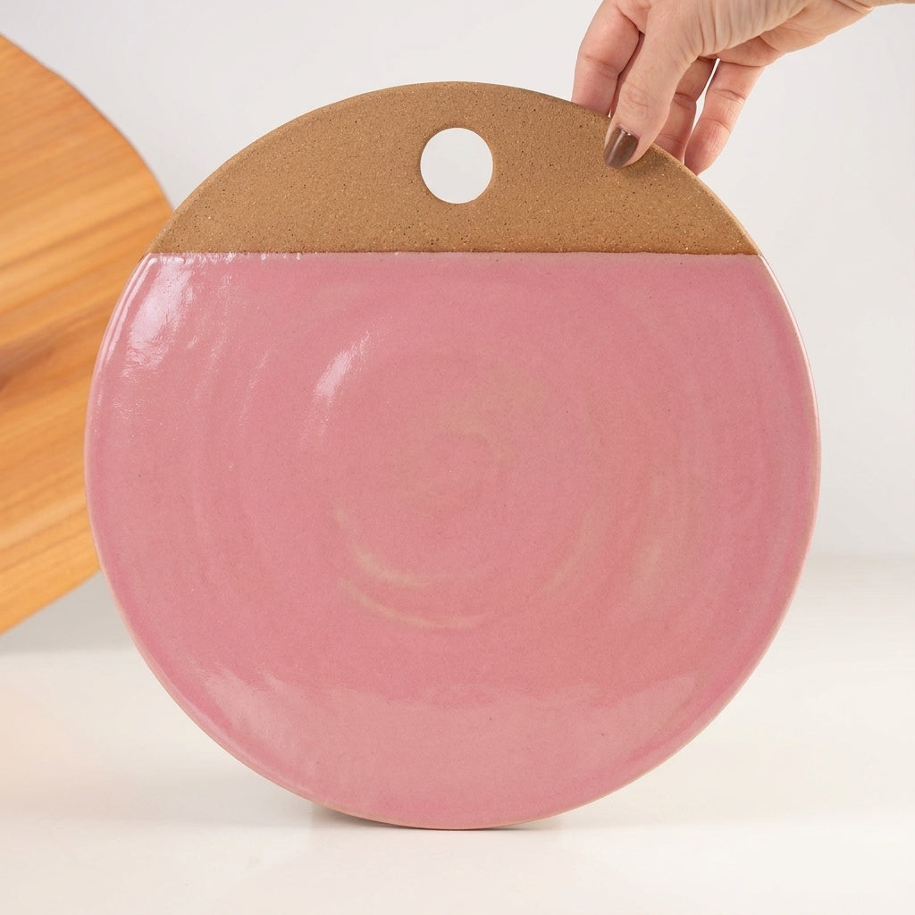 Tábua de Frios Redonda em cerâmica artesanal — tamanho 29CM, argila Cappuccino, esmalte Rosa Barbie