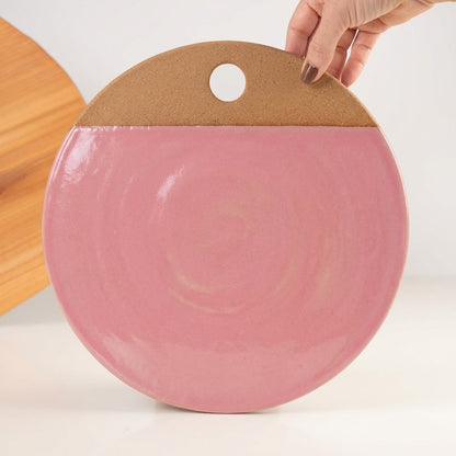 Tábua de Frios Redonda em cerâmica artesanal — tamanho 29CM, argila Cappuccino, esmalte Rosa Barbie