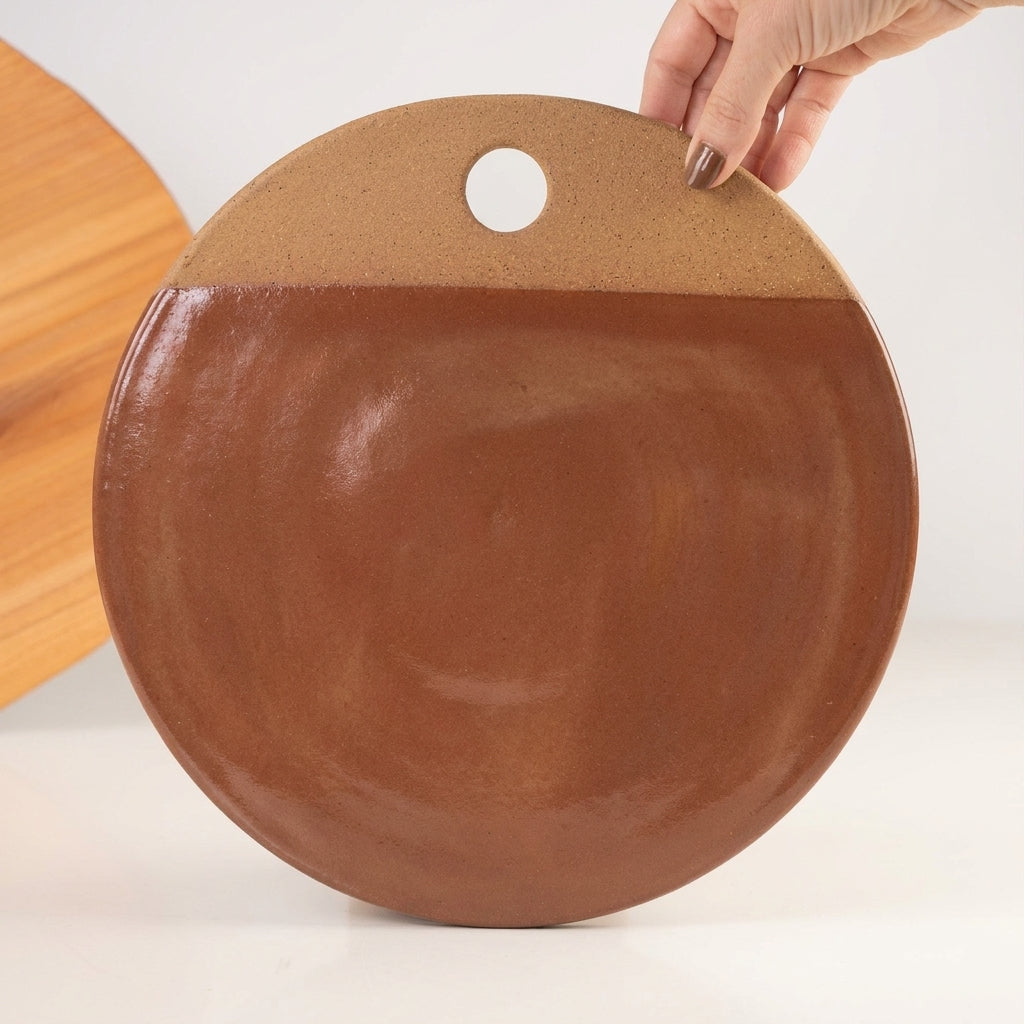 Tábua de Frios Redonda em cerâmica artesanal — tamanho 29CM, argila Cappuccino, esmalte Sol de Terracota