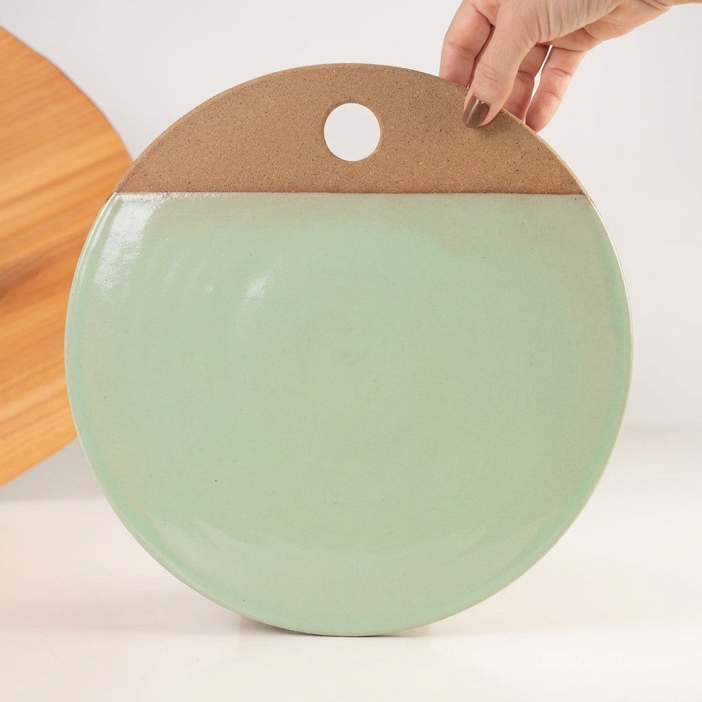 Tábua de Frios Redonda em cerâmica artesanal — tamanho 29CM, argila Cappuccino, esmalte Verde Menta