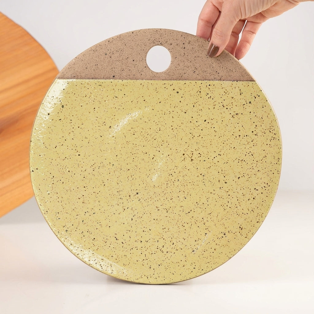 Tábua de Frios Redonda em cerâmica artesanal — tamanho 29CM, argila Flocos, esmalte Amarelo Intenso