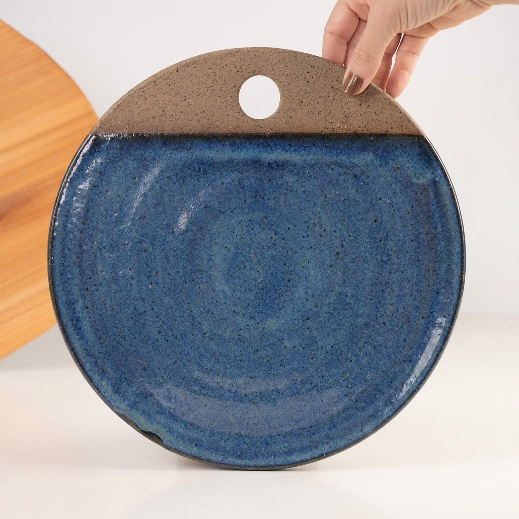 Tábua de Frios Redonda em cerâmica artesanal — tamanho 29CM, argila Flocos, esmalte Azul Safira