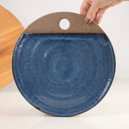 Tábua de Frios Redonda em cerâmica artesanal — tamanho 29CM, argila Flocos, esmalte Azul Safira