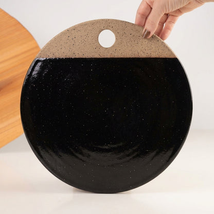 Tábua de Frios Redonda em cerâmica artesanal — tamanho 29CM, argila Flocos, esmalte Preto Ébano