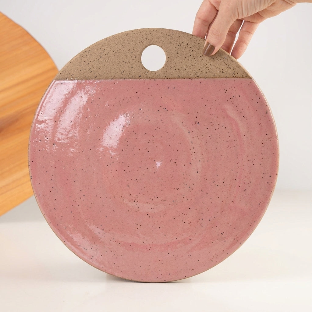 Tábua de Frios Redonda em cerâmica artesanal — tamanho 29CM, argila Flocos, esmalte Rosa Barbie