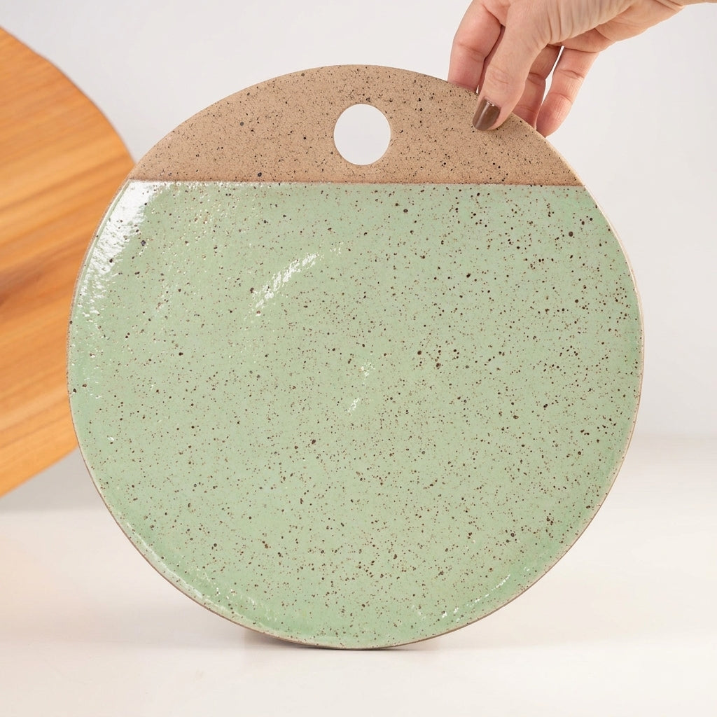 Tábua de Frios Redonda em cerâmica artesanal — tamanho 29CM, argila Flocos, esmalte Verde Menta