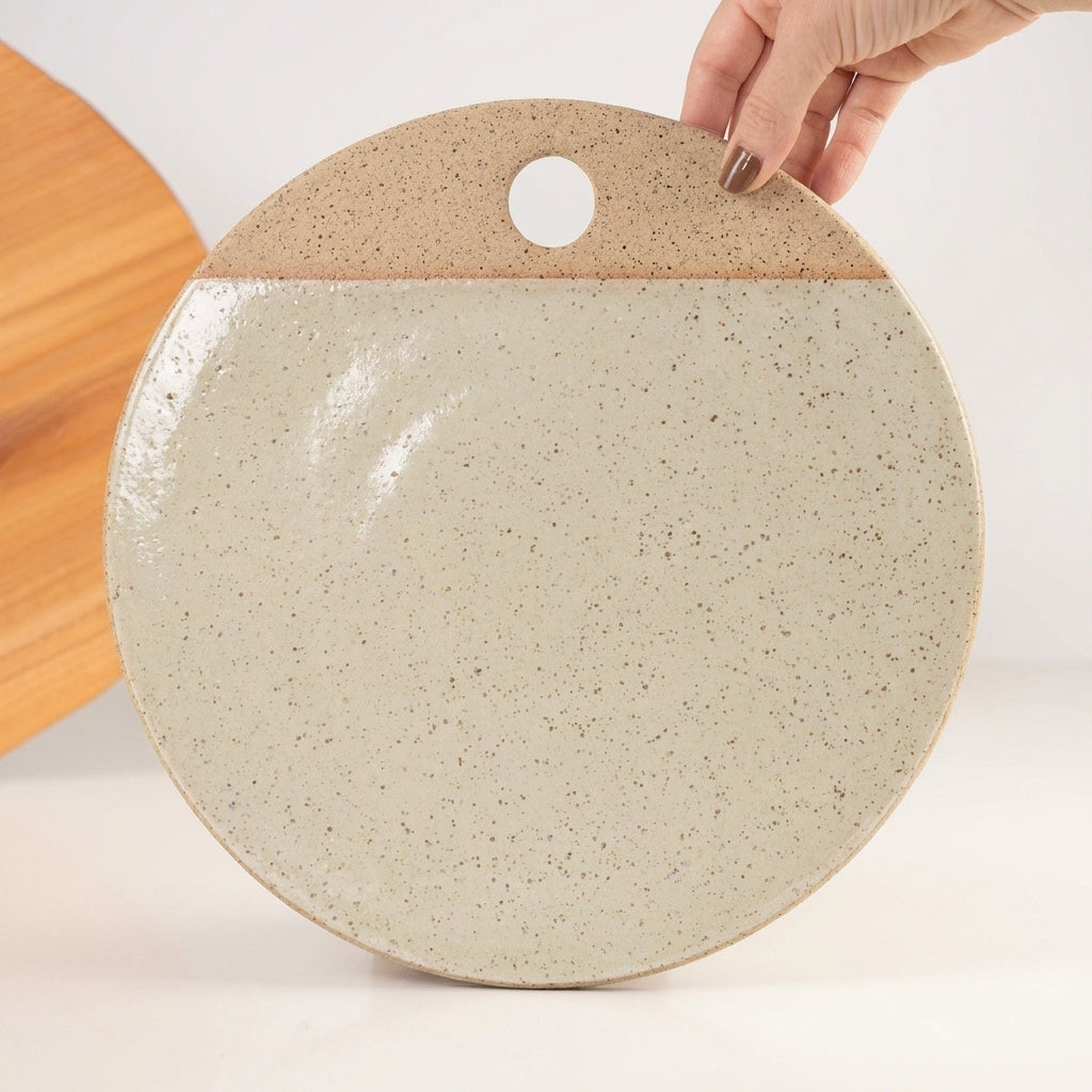 Tábua de Frios Redonda em cerâmica artesanal — tamanho 29CM, argila Flocos, esmalte Verde Pompeia