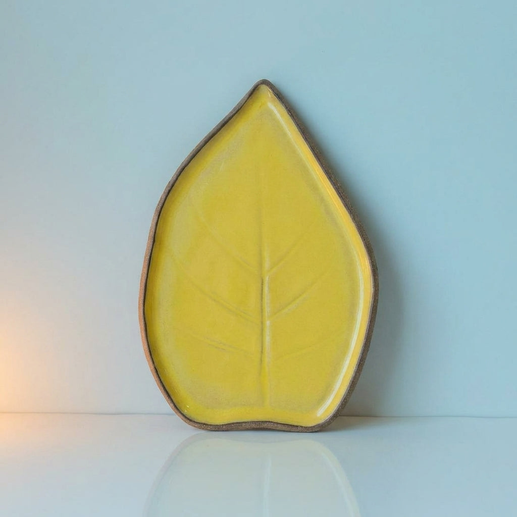 Travessa Folha Natural em cerâmica artesanal — tamanho 23CM x 19CM, argila Cappuccino, esmalte Amarelo Intenso
