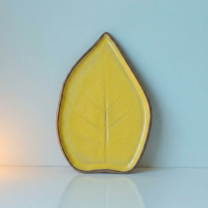 Travessa Folha Natural em cerâmica artesanal — tamanho 23CM x 19CM, argila Cappuccino, esmalte Amarelo Intenso