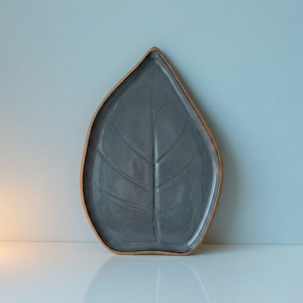 Travessa Folha Natural em cerâmica artesanal — tamanho 23CM x 19CM, argila Cappuccino, esmalte Grafite