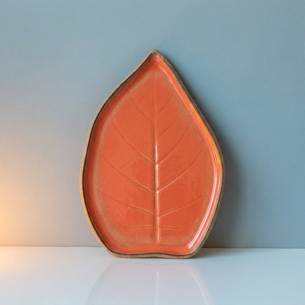 Travessa Folha Natural em cerâmica artesanal — tamanho 23CM x 19CM, argila Cappuccino, esmalte Laranja Intenso