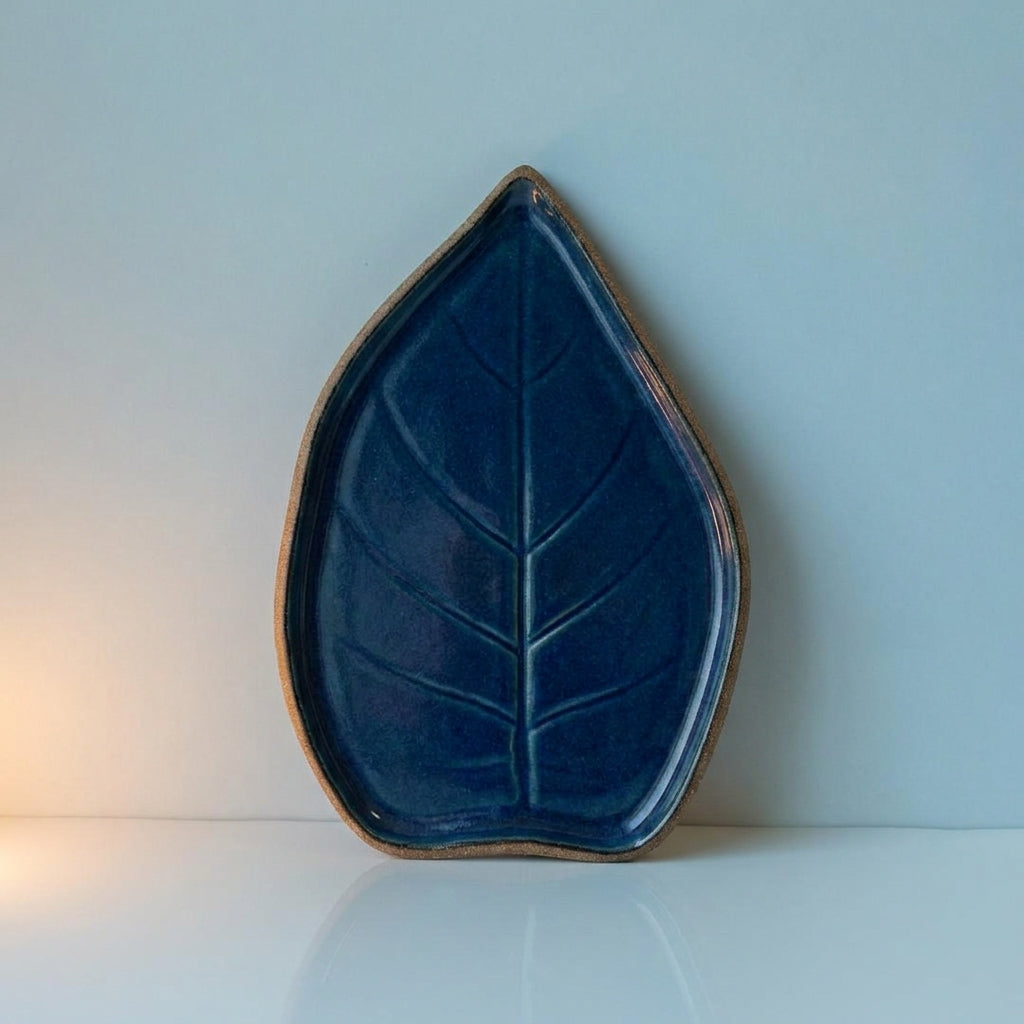 Travessa Folha Natural em cerâmica artesanal — tamanho 23CM x 19CM, argila Cappuccino, esmalte Lazuli