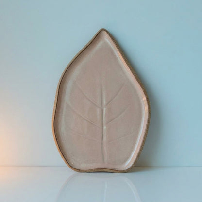 Travessa Folha Natural em cerâmica artesanal — tamanho 23CM x 19CM, argila Cappuccino, esmalte Nude