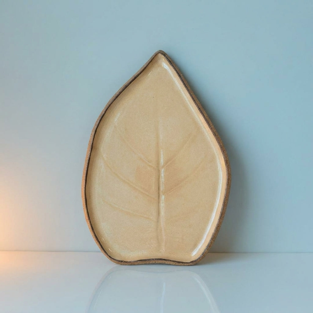 Travessa Folha Natural em cerâmica artesanal — tamanho 23CM x 19CM, argila Cappuccino, esmalte Pedra Sabão
