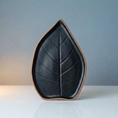 Travessa Folha Natural em cerâmica artesanal — tamanho 23CM x 19CM, argila Cappuccino, esmalte Preto Acetinado