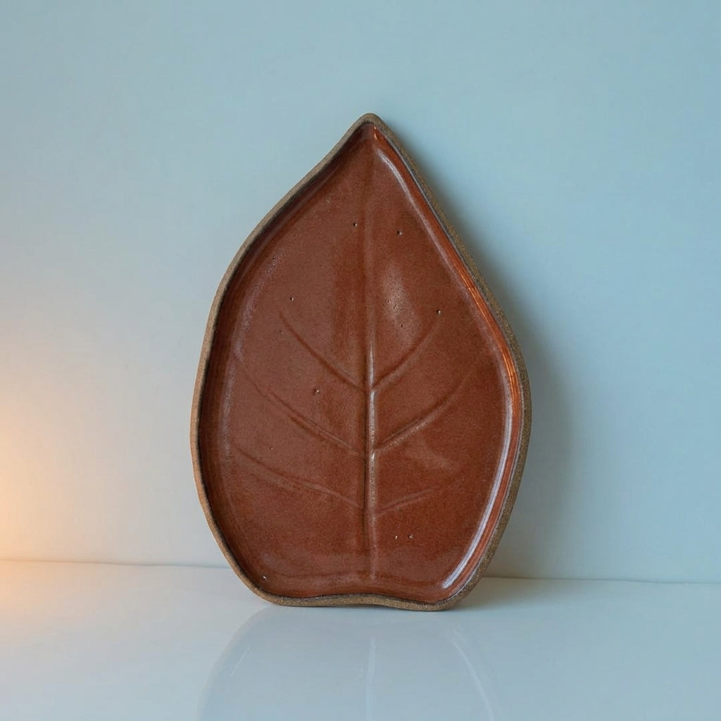 Travessa Folha Natural em cerâmica artesanal — tamanho 23CM x 19CM, argila Cappuccino, esmalte Sol de Terracota
