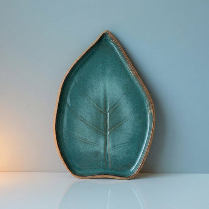 Travessa Folha Natural em cerâmica artesanal — tamanho 23CM x 19CM, argila Cappuccino, esmalte Verde Exército
