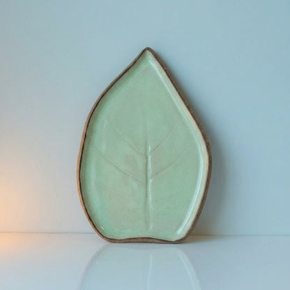 Travessa Folha Natural em cerâmica artesanal — tamanho 23CM x 19CM, argila Cappuccino, esmalte Verde Menta