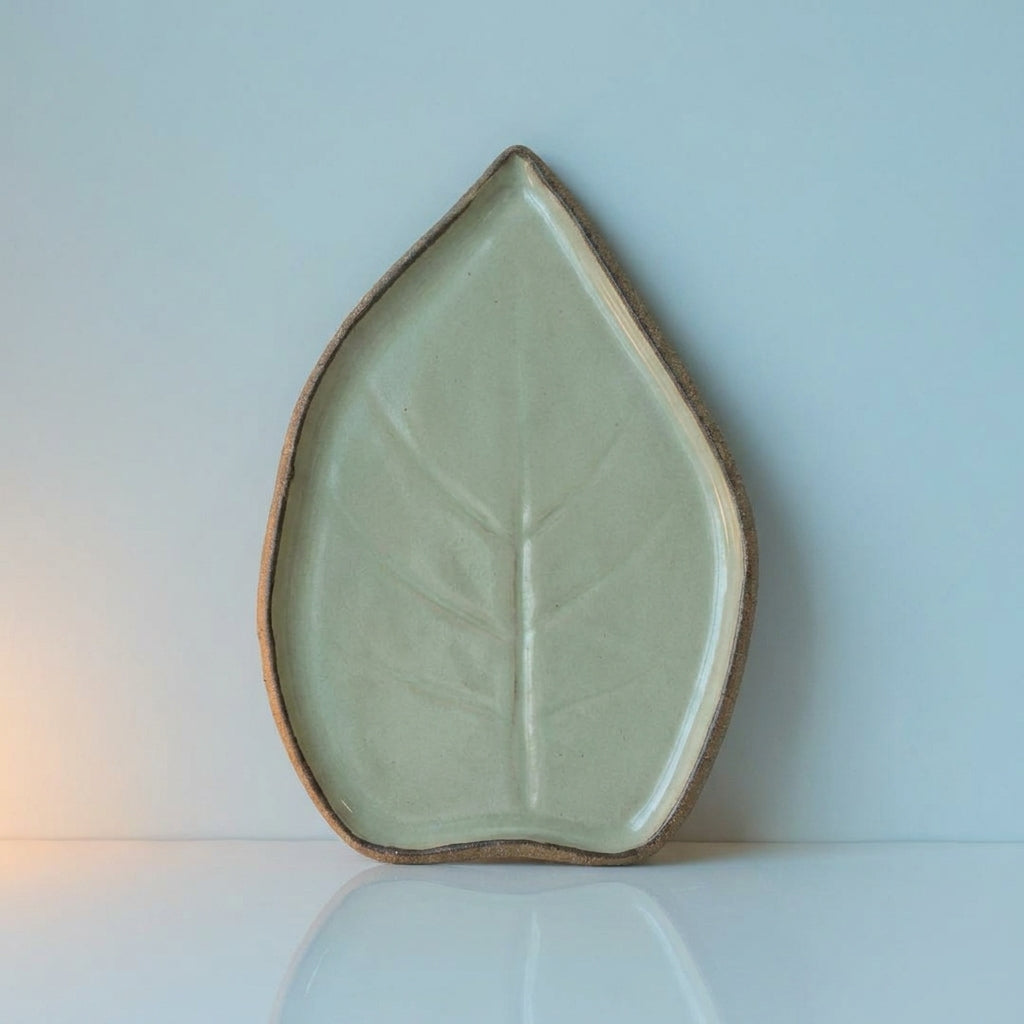 Travessa Folha Natural em cerâmica artesanal — tamanho 23CM x 19CM, argila Cappuccino, esmalte Verde Pompeia