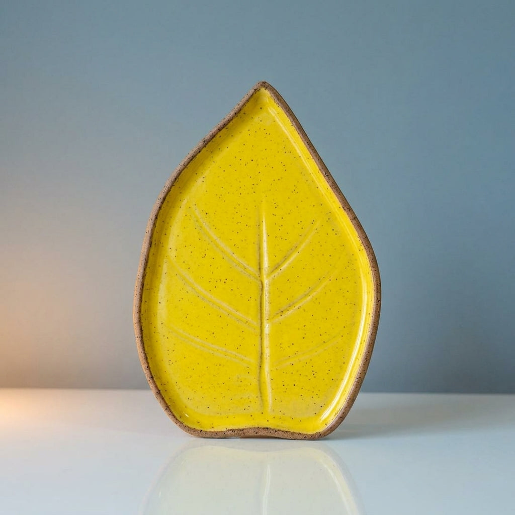 Travessa Folha Natural em cerâmica artesanal — tamanho 23CM x 19CM, argila Flocos, esmalte Amarelo Intenso