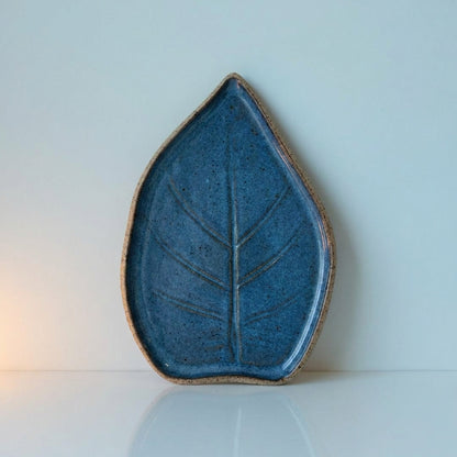 Travessa Folha Natural em cerâmica artesanal — tamanho 23CM x 19CM, argila Flocos, esmalte Azul Safira