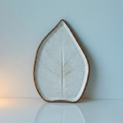 Travessa Folha Natural em cerâmica artesanal — tamanho 23CM x 19CM, argila Flocos, esmalte Branco AMME