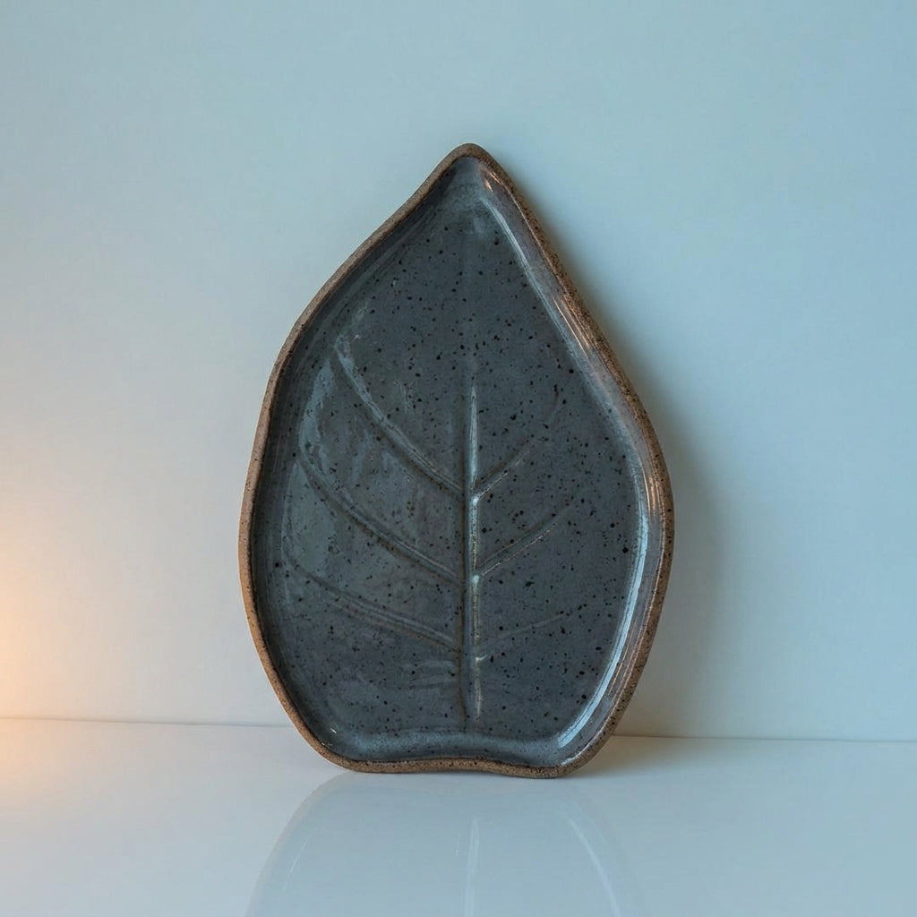 Travessa Folha Natural em cerâmica artesanal — tamanho 23CM x 19CM, argila Flocos, esmalte Grafite