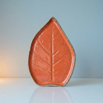 Travessa Folha Natural em cerâmica artesanal — tamanho 23CM x 19CM, argila Flocos, esmalte Laranja Intenso