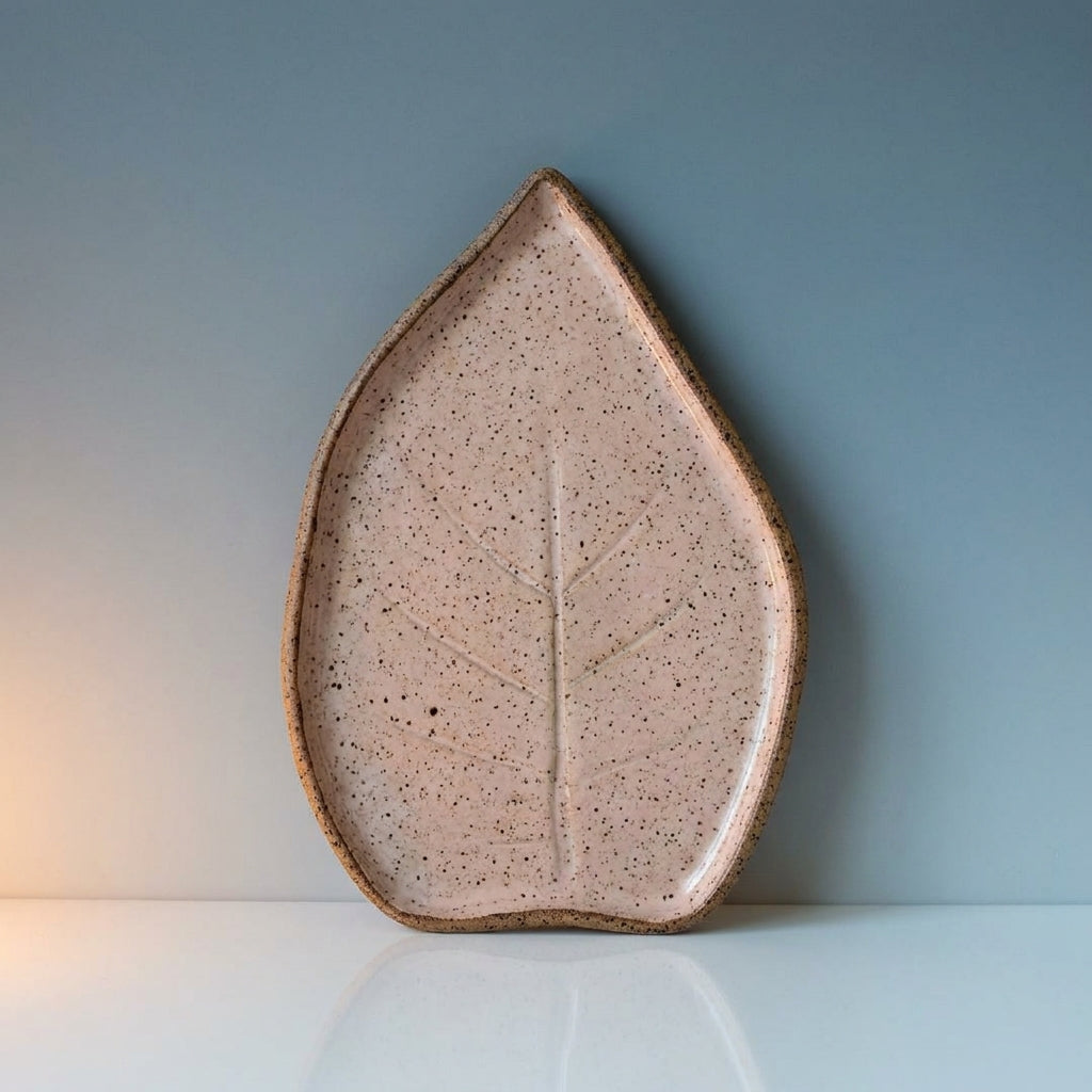 Travessa Folha Natural em cerâmica artesanal — tamanho 23CM x 19CM, argila Flocos, esmalte Nude