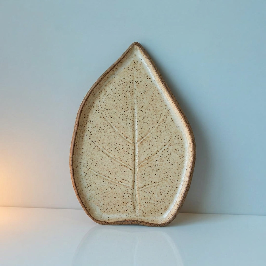 Travessa Folha Natural em cerâmica artesanal — tamanho 23CM x 19CM, argila Flocos, esmalte Pedra Sabão