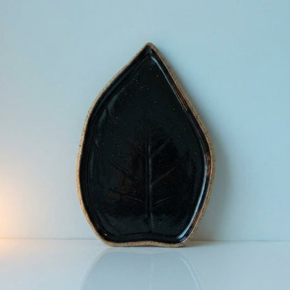 Travessa Folha Natural em cerâmica artesanal — tamanho 23CM x 19CM, argila Flocos, esmalte Preto Ébano
