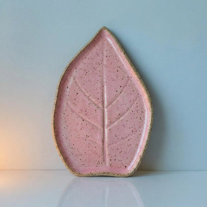 Travessa Folha Natural em cerâmica artesanal — tamanho 23CM x 19CM, argila Flocos, esmalte Rosa Barbie