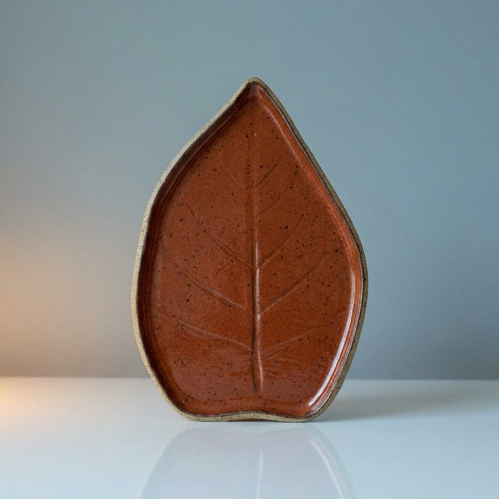 Travessa Folha Natural em cerâmica artesanal — tamanho 23CM x 19CM, argila Flocos, esmalte Sol de Terracota