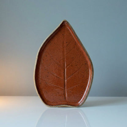 Travessa Folha Natural em cerâmica artesanal — tamanho 23CM x 19CM, argila Flocos, esmalte Sol de Terracota