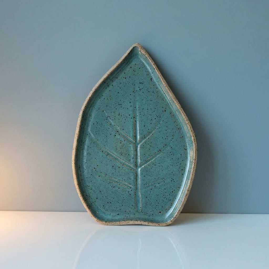 Travessa Folha Natural em cerâmica artesanal — tamanho 23CM x 19CM, argila Flocos, esmalte Verde Exército